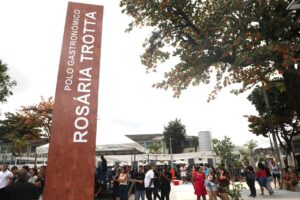 Praça Rosária Trota é reinaugurada e ganha polo gastronômico